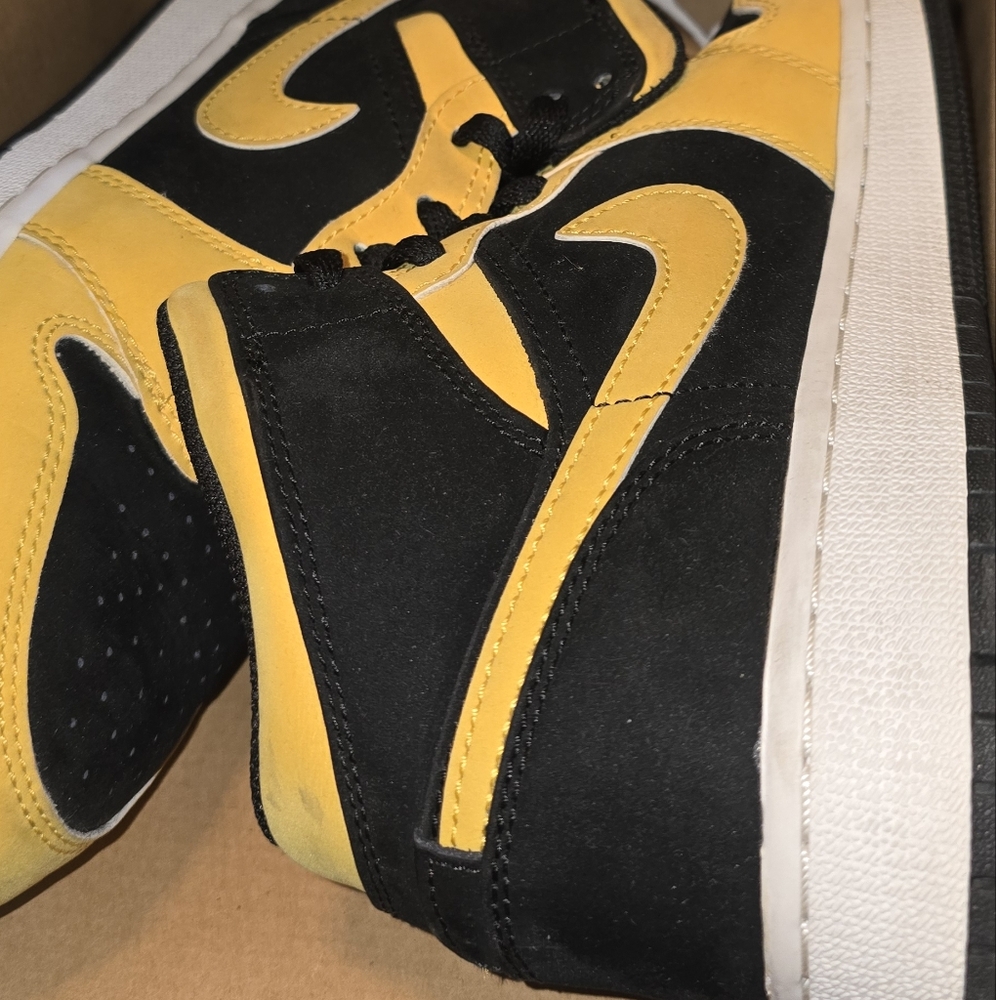 Nike Men's Black and Yellow Sneakers